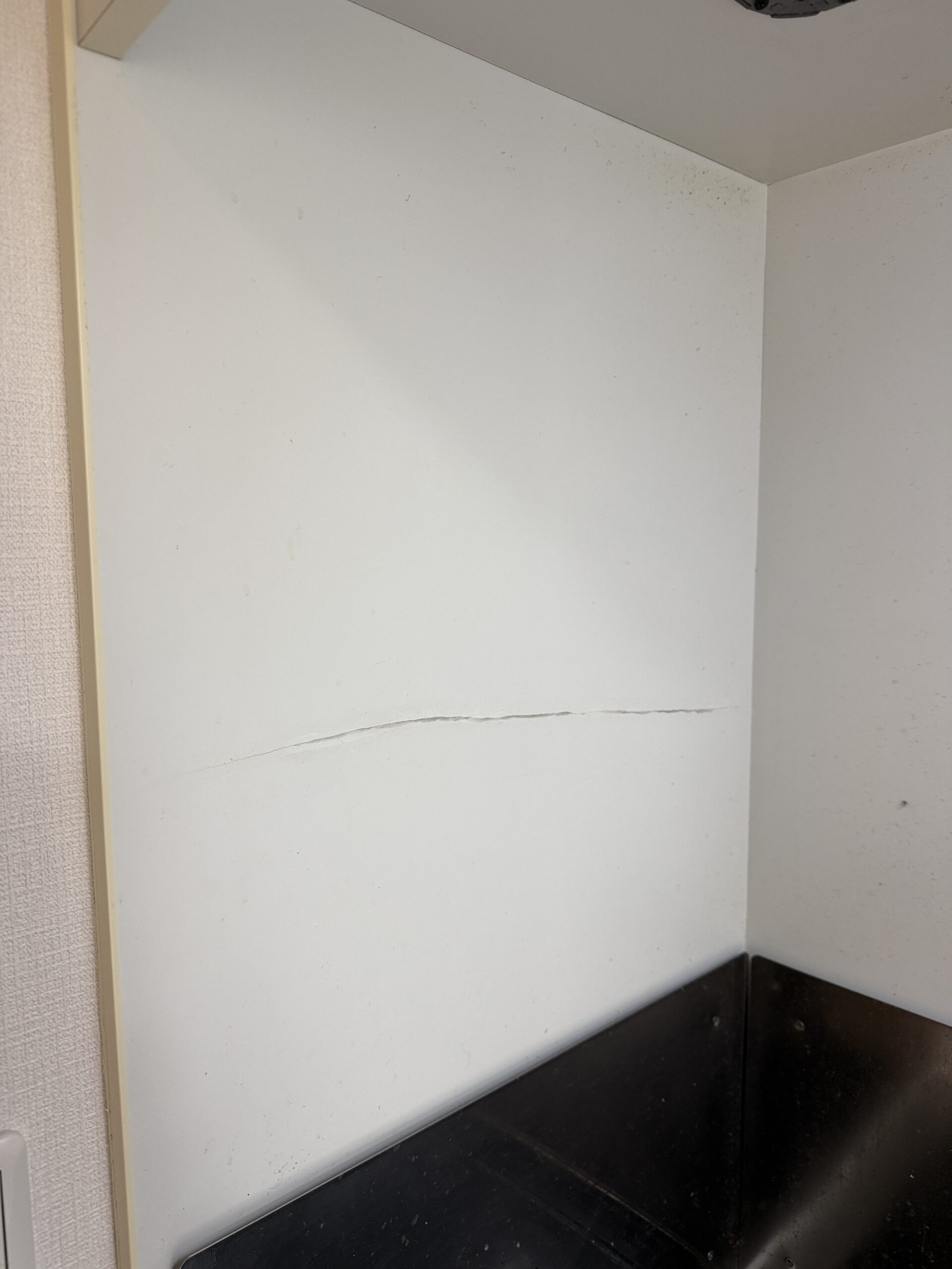 キッチン袖壁の割れ補修